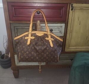 Sale🎉✨️Louis Vuitton Tivoli GM